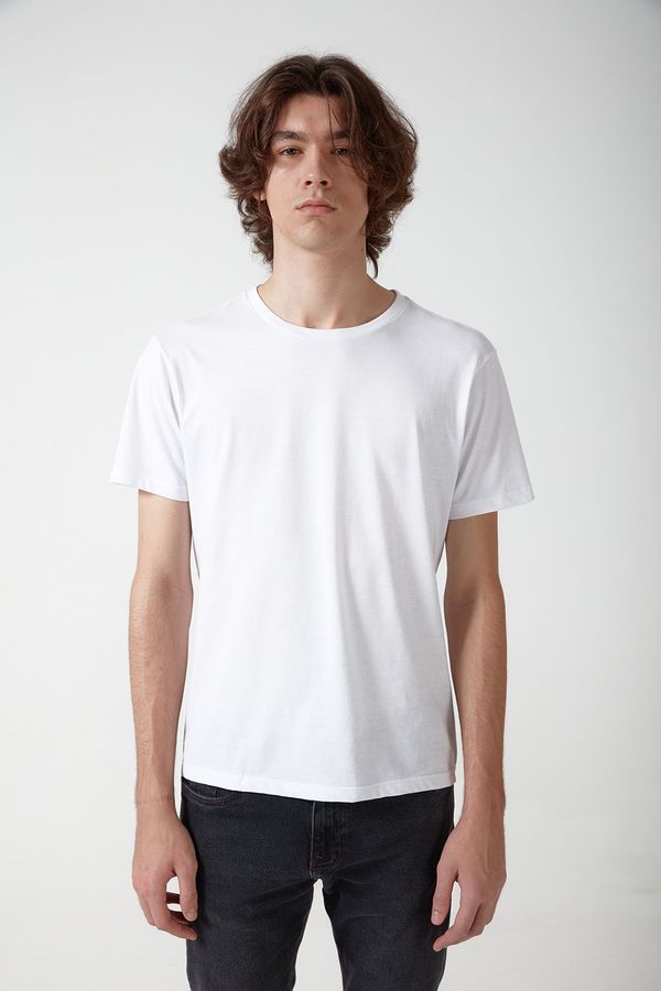 Camiseta-C-Neck-Premium--I24-Branco-|-Tamanho-P